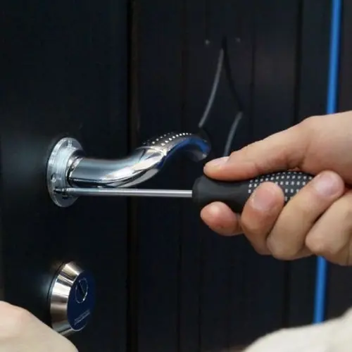 Установка дверной ручки замка